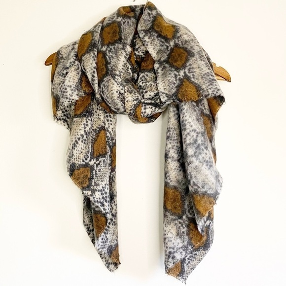 NWT Snakeskin Pattern Blanket Scarf - Picture 1 of 2